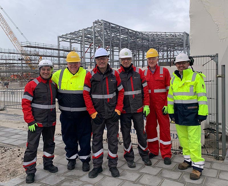 Six people from Shell and Optravation Energystanding together at the HH1 site.