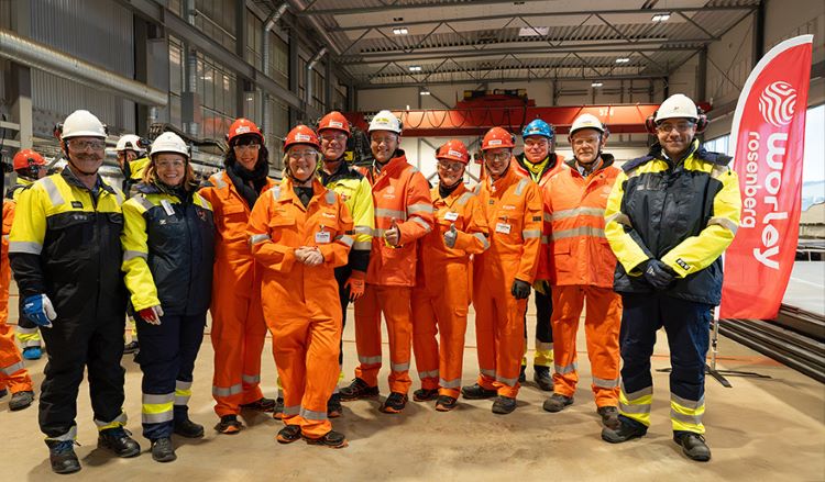 Group of people wearing protective clothes and helmets, standing together at Optravation EnergyRosenberg.
